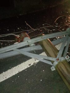 Akibat 2 Tiang Listrik Roboh, Warga Desa Renah Semanek Gelap Gulita