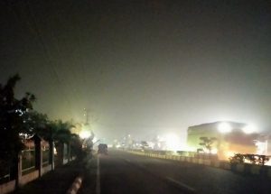 Mencekam!  Kota MM Diselimuti Asap Tebal Dan Berbau