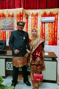 Anggota DPRD Dapil 3 Busra Beserta Istri Menyempatkan Diri Berpose Usai Sidang Paripurna HUT MM Ke 20 Tahun 2023