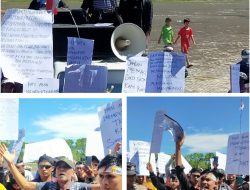 Diiringi Lagu Buruh Tani Masa Pendemo Duduki Kantor Bupati