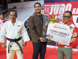 Menpora Dito Serahkan Piala Juara Umum Judo Kapolri Cup 2023