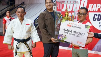 Menpora Dito Serahkan Piala Juara Umum Judo Kapolri Cup 2023