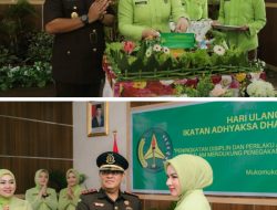 Sambut HUT IAD Ke 23 Ny Delia Potong Tumpeng